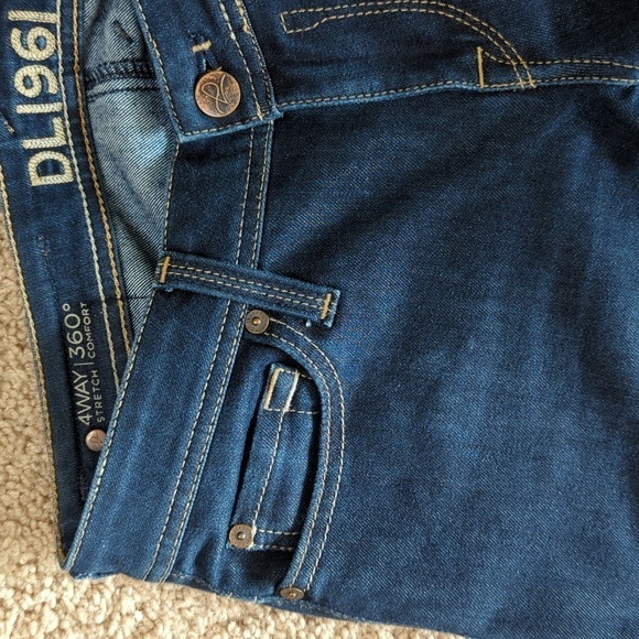 DL1961 4 Way Stretch 360 Comfort Kate Slim Straight Dark Wash Jeans EUC Size 27 - Picture 4 of 16